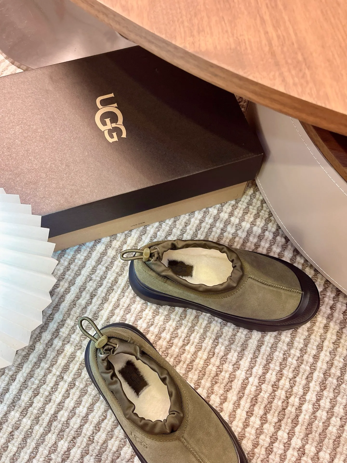 [UGG] P:500💰 Couple shoes Size: 35-44 [Wang Yibo's same style] UGG2025 new winter style Tasman fashion shoes for men and women 1144096 Ugg new fur shoes for autumn and winter, snow boots, same style for men and women ~ Handsome slip-on, lazy shoes, super easy to put on and take off ~ Suede cowhide fabric ~The soles are molded from original soles, not cheap rubber foam, but made of modern material. The characteristics of this material are that it is light, wear-resistant and non-slip. The outsole has a clear logo imprint, which is comparable to that of a store~